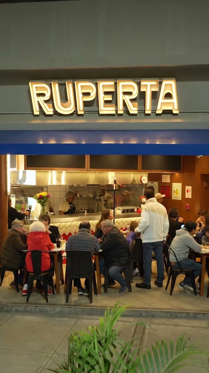 Fachada iluminada de Ruperta en Valle Hermoso por la noche